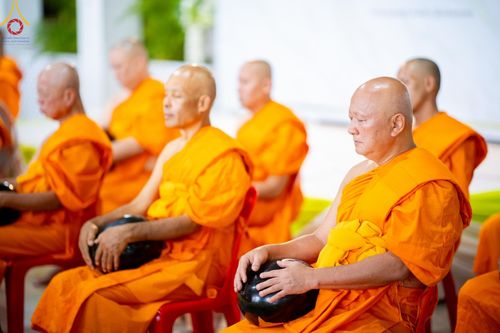 ภาพ No.142286:พิธีตักบาตรฉลองพระใหม่ ในโครงการอุปสมบทหมู่รุ่นผู้บริหาร  ณ วิหารคด วัดพระธรรมกาย วันอาทิตย์ที่ 23 มิถุนายน พ.ศ.2567