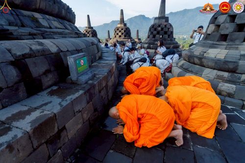 ภาพ No.224436:วันจันทร์ที่ 12 พฤษภาคม พ.ศ. 2568  ชาวพุทธในอินโดนีเซีย ร่วมฉลองวิสาขบูชาจุดประทีปกว่า 200,000 ดวง ณ พระมหาเจดีย์บรมพุทโธ  เจริญพุทธมนต์ถวาย “พระวชิรเกล้าเจ้าอยู่หัว”