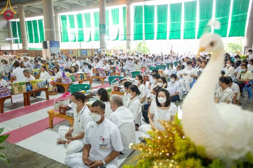 ภาพ No.115430:พิธีตักบาตรฉลองพระใหม่ ในโครงการอุปสมบทหมู่บูชาธรรม 115 ปี คุณยายอาจารย์มหารัตนอุบาสิกาจันทร์ ขนนกยูง วันที่ 19  มกราคม พ.ศ. 2567 ณ มหารัตนวิหารคด วัดพระธรรมกาย