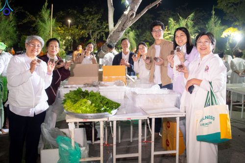 ภาพ No.190380:สาธุชนถวายภัตตาหารเป็นสังฆทาน แด่พระธรรมยาตรา ณ อนุสรณ์สถานมหาวิหารพระมงคลเทพมุนี (โลตัสแลนด์) อ.สองพี่น้อง จ.สุพรรณบุรี ในโครงการธรรมยาตรา กตัญญูบูชา มหาปูชนียาจารย์ พระมงคลเทพมุนี(สด จนฺทสโร) พระผู้ปราบมาร แห่ง ปีที่ 13 วันที่ 7 มกราคม พ.ศ.2568