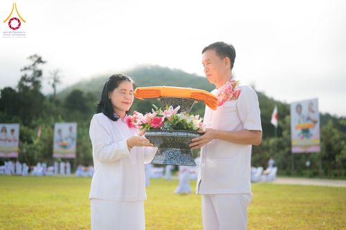 ภาพ No.174674:พิธีทอดกฐิน ศูนย์ปฏิบัติธรรมนานาชาติปาย อำเภอปาย จังหวัดแม่ฮ่องสอน พิธีวางดวงแก้ว โปรยรัตนชาติ สถาปนาอาคารปฏิบัติธรรม 80 ปี ครูบาไชยบูลย์ (หลวงพ่อธัมมชโย) วันที่ 27 ตุลาคม พ.ศ. 2567