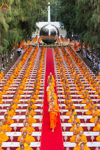 ภาพ No.190066:พิธีจุดประทีปถวายเป็นพุทธบูชา และบูชาธรรมมหาปูชนียาจารย์ ณ อนุสรณ์สถานมหาวิหารพระมงคลเทพมุนี (โลตัสแลนด์) อ.สองพี่น้อง จ.สุพรรณบุรี ในโครงการธรรมยาตรา กตัญญูบูชา มหาปูชนียาจารย์ พระมงคลเทพมุนี(สด จนฺทสโร) พระผู้ปราบมาร อนุสรณ์สถาน 7 แห่ง ปีที่ 13