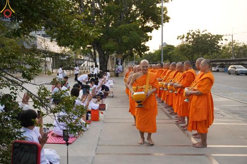 ภาพ No.136004:พระธรรมทายาท โครงการบวชพระนานาชาติ AEC & WAB ผู้บริหารรุ่นที่ 2 บิณฑบาต ณ หอฉันคุณยายอาจารย์ฯ เมืองแก้วมณี หมู่บ้านแก้วพุทธรักษา วันที่ 28 เมษายน พ.ศ. 2567
