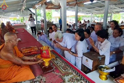 ภาพ No.168764:พิธีทอดกฐิน ณ วัดเขาน้อย จ.นครศรีธรรมราช ในโครงการกฐินสามัคคีทั่วไทย 30,000 วัด บูชาธรรม 80 ปี หลวงพ่อธัมมชโย โดยคณะศิษยานุศิษย์วัดพระธรรมกาย วันที่ 20 ตุลาคม พ.ศ. 2567