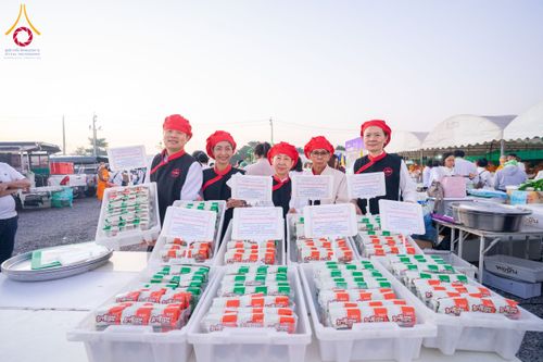 ภาพ No.197888:สาธุชนถวายภัตตาหารเป็นสังฆทาน แด่พระธรรมยาตรา ณ วัดโบสถ์(บน) ตำบลบางคูเวียง อำเภอบางกรวย จังหวัดนนทบุรี ในโครงการธรรมยาตรา กตัญญูบูชา มหาปูชนียาจารย์ พระมงคลเทพมุนี(สด จนฺทสโร) พระผู้ปราบมาร อนุสรณ์สถาน 7 แห่ง ปีที่ 13 วันที่ 19 มกราคม พ.ศ. 2568