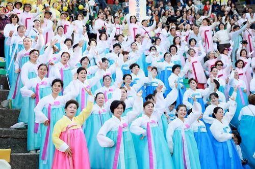 ภาพ No.229516:วันเสาร์ที่ 26 เมษายน พ.ศ. 2568 คณะพระภิกษุสามเณรในโครงการบรรพชาหมู่ 81 รูป  วัดภาวนาโซล ประเทศเกาหลีใต้ ได้ร่วมกับคณะสาธุชนคนไทยในเกาหลีใต้  ร่วมกันเดินขบวนอัญเชิญโคมดอกบัว  เพื่อบูชาแด่องค์สมเด็จพระสัมมาสัมพุทธเจ้า  ในงานเทศกาลวิสาขบูชานานาชาติ ประจำปี