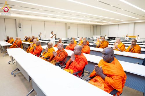ภาพ No.222996:วันที่ 24 เมษายน พ.ศ. 2568 หลวงพ่อทัตตชีโวต้อนรับคณะสงฆ์ศรีลังกา ณ อาคาร 100 ปี คุณยายมหารัตนอุบาสิกาจันทร์ ขนนกยูง วัดพระธรรมกาย