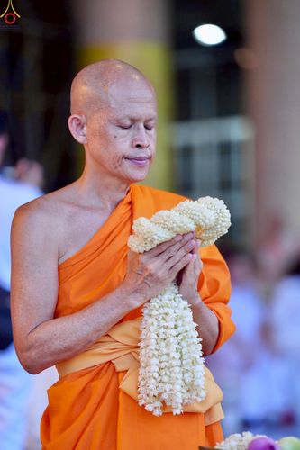 ภาพ No.223920:วันวิสาขบูชา วันอาทิตย์ที่ 11 พฤษภาคม พ.ศ. 2568 พิธีจุดวิสาขประทีป ,  พิธีเวียนประทักษิณรอบพระมหาธรรมกายเจดีย์ , พิธีฉลองชัยสวดมนต์บทธัมมจักกัปปวัตตนสูตร ครบ 7,357,000,000 จบ ณ มหารัตนวิหารคด วัดพระธรรมกาย