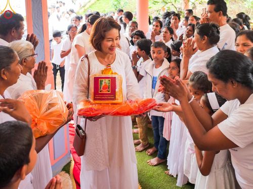 ภาพ No.97500:วัดพระธรรมกาย ร่วมบุญกฐินศรีลังกา ณ วัดศรีเอลวาร่า วรดานารามายะ  มาตาเล ศรีลังกา เชื่อมสัมพันธไมตรี สร้างสามัคคีสงฆ์ โดยมีพระครูสมุห์สนิทวงศ์ วุฑฺฒิวํโส, ดร.  เป็นผู้แทนวัดพระธรรมกาย ถวายกฐินในครั้งนี้ วันที่ 19 พฤศจิกายน พ.ศ. 2566