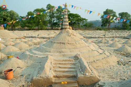 ภาพ No.138598:Photo Story  มหัศจรรย์วัดดงดินแดง Episode 6 พระภิกษุ-สามเณร ในโครงการบรรพชาอุปสมบทหมู่  กว่า 500 รูป และศีลจาริณีกว่า 300 คน ร่วมกันก่อพระเจดีย์ทราย 20,000 องค์ และจุดประทีป  บูชาธรรม 80 ปี หลวงพ่อธมฺมชโย กลางลำน้ำแม่ตื่น