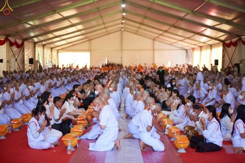 ภาพ No.67934:พิธีขอขมามอบผ้าไตรและบาตร แด่นาคธรรมทายาท ณ ประเทศอินโดนีเซีย เมื่อวันที่ 17 ธันวาคม พ.ศ. 2565