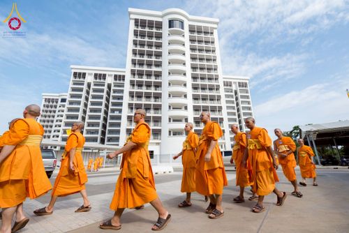 ภาพ No.233103:วันที่ 11 กรกฏาคม พ.ศ. 2568 พิธีอธิษฐานพรรษา ของคณะสงฆ์ ณ โบสถ์พระไตรปิฎก วัดพระธรรมกาย ต.คลองสาม อ.คลองหลวง จ.ปทุมธานี