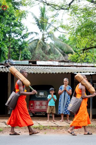 ภาพ No.140642:PhotoStory มหาศรัทธา ธรรมยาตราศรีลังกา EP.4 โครงการสยาม-ลังกา ธรรมยาตรา ฉลองเทศกาลวิสาขบูชาแห่งชาติ ศรีลังกา  บูชาธรรม 80 ปีหลวงพ่อธัมมชโย เส้นทางจาก เมืองดัมบูลลา ไปยัง เมืองมาตะเล  ตั้งแต่วันที่ 17-20 พฤษภาคม พ.ศ. 2567