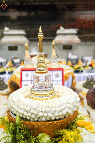 ภาพ No.88492:พิธีถวายพระบรมสารีริกธาตุ องค์พระธรรมกาย ดวงแก้วและรัตนชาติ เพื่อประดิษฐานในพระเจดีย์องค์บริวารของพระธาตุหลวงเงินยวง ณ อำเภอแม่จัน จังหวัดเชียงราย ในวันที่ 17 กันยายน พ.ศ. 2566