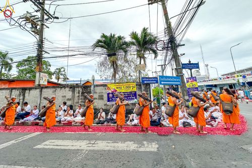 ภาพ No.128443:พิธีอัญเชิญพระบรมสารีริกธาตุ " ใจกลางเมืองนครหาดใหญ่ " เพื่อประดิษฐาน ณ มหารัตนเจดีย์สิริปทุมสวรรค์ (เจดีย์อริยพุทธะ 5 พระองค์) ศูนย์ปฏิบัติธรรมภาคใต้ อ.บางกล่ำ จ.สงขลา  วันที่ 9 มีนาคม พ.ศ. 2567 (ชุดที่ 2)