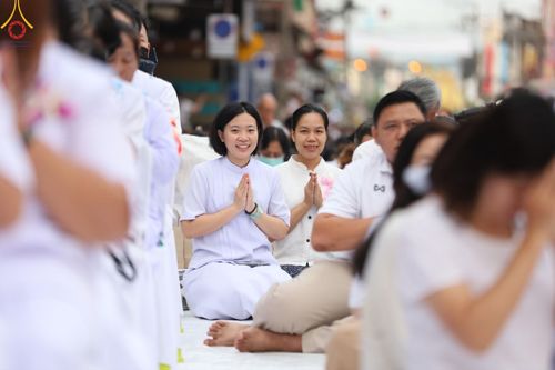 ภาพ No.146200:ตักบาตรพระ 1,384 รูป ทำบุญเมืองฝางครบรอบ 1,383 ปี ถวายเป็นพระราชกุศลแด่พระบาทสมเด็จพระเจ้าอยู่หัว เนื่องในโอกาสพระราชพิธีมหามงคล เฉลิมพระชนมพรรษา 6 รอบ 72 พรรษา วันเสาร์ที่ 27 กรกฎาคม พ.ศ.2567  ณ ถนนหน้าที่ว่าการอำเภอฝาง จ.เชียงใหม่