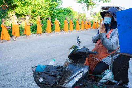 ภาพ No.57806:กิจกรรมบิณฑบาตของสามเณร โครงการบรรพชาสามเณร ฟื้นฟูพระพุทธศาสนาทั่วไทย ธุดงคสถานชลบุรี ณ ชุมชนบ้านห้วยเหียน ตำบลบ่อวิน  อำเภอศรีราชา จังหวัดชลบุรี วันที่ 27 เมษายน พ.ศ. 2567