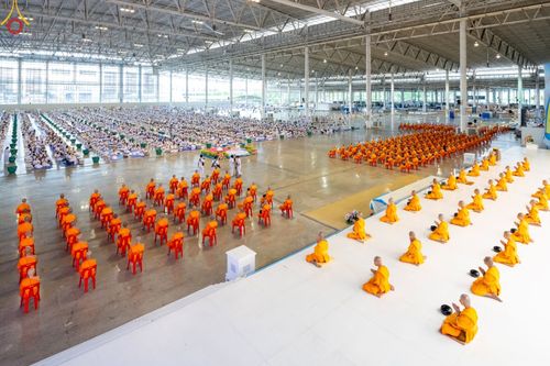 ภาพ No.89407:พิธีตักบาตร ข้าวสารอาหารแห้ง พิธีบูชาข้าวพระ และพิธีจุดเทียนใจ ไฟนิรันดร์  อนันตชัย ณ สภาธรรมกายสากล วัดพระธรรมกาย วันอาทิตย์ที่ 1 ตุลาคม พ.ศ. 2566