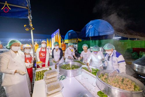 ภาพ No.199324:พิธีถวายภัตตาหารเป็นสังฆทาน แด่พระธรรมยาตรา ณ อนุสรณ์สถานบางปลา วัดบางปลา อำเภอบางเลน จังหวัดนครปฐม ในโครงการธรรมยาตรา กตัญญูบูชา มหาปูชนียาจารย์ พระมงคลเทพมุนี(สด จนฺทสโร) พระผู้ปราบมาร อนุสรณ์สถาน 7 แห่ง ปีที่ 13 วันที่ 22 มกราคม พ.ศ. 2568