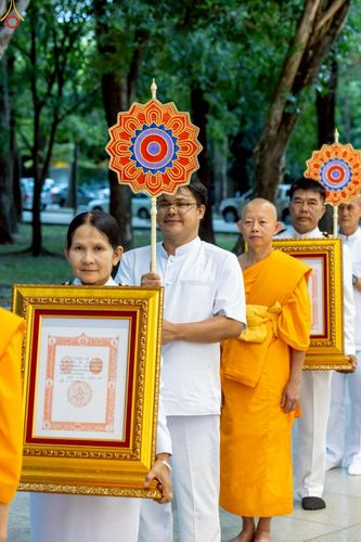 ภาพ No.230895:วันอังคารที่ 1 กรกฎาคม พ.ศ. 2568 ผู้ว่าราชการจังหวัดปทุมธานี เป็นประธานพิธีต้อนรับ สัญญาบัตร พัดยศ พระครูสัญญาบัตรสายต่างประเทศ วัดพระธรรมกาย ประจำปี พ.ศ. 2568 จำนวน 19 รูป