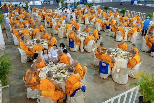 ภาพ No.180772:พิธีถวายภัตตาหารเมนูสวรรค์ และพิธีถวายอุปกรณ์กันหนาว แด่คณะพระภิกษุสามเณรวัดพระธรรมกาย วันอาทิตย์ที่ 8 ธันวาคม พ.ศ.2567 ณ สภาธรรมกายสากล วัดพระธรรมกาย