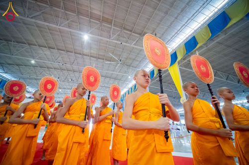 ภาพ No.237398:วันอาทิตย์ที่ 10 สิงหาคม พ.ศ.2568 พิธีมอบใบประกาศเกียรติคุณ โครงการสอบบาลี "ฉลองแชมป์" บูชาธรรม 80 ปี หลวงพ่อธัมมชโย ประจำปี 2568 และ พิธีมอบดวงแก้วสามเณรทรงบาลีไวยากรณ์ ณ สภาธรรมกายสากล วัดพระธรรมกาย ปทุมธานี