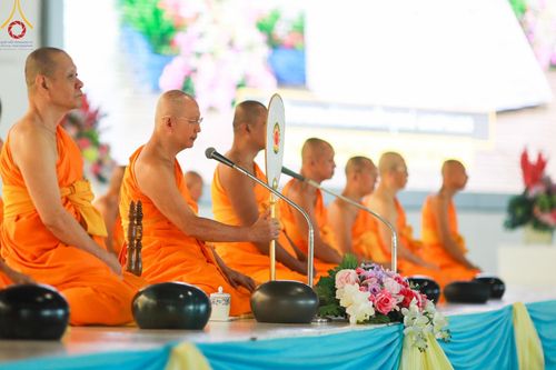 ภาพ No.158889:พิธีตักบาตร ในวันอาทิตย์ต้นเดือน วันที่ 6 ตุลาคม พ.ศ. 2567 ณ สภาธรรมกายสากล วัดพระธรรมกาย