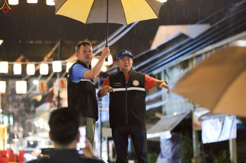 ภาพ No.245782:วันที่ 13-14 กันยายน พ.ศ. 2568 เจ้าหน้าที่ทุกสถานะ ทุกส่วนงาน ร่วมแรงร่วมใจ ปฏิบัติหน้าที่ เตรียมงาน เก็บงาน ตักบาตรพระ 555 รูป อ.เบตง จยะลา