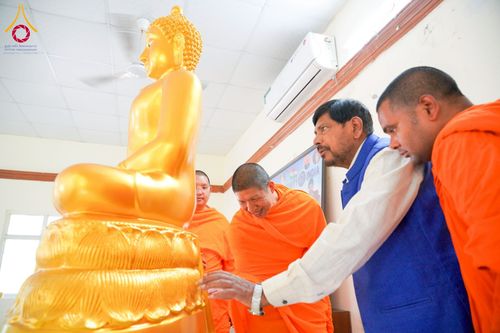 ภาพ No.213371:วันที่ 26 มีนาคม พ.ศ. 2568 วัดพระธรรมกายและมูลนิธิธรรมกาย มอบพระธรรมกายบรรจุพระธาตุแก่รัฐมนตรีว่าการกระทรวงยุติธรรมฯ ประเทศอินเดีย