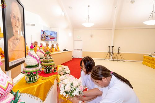 ภาพ No.252000:วันที่ 9 ตุลาคม พ.ศ. 2568 วัดพระธรรมกายซีลีคอนวัลเลย์ Dhammakaya Meditation Center Silicon Vally  เมืองมอแกนฮิลล์ รัฐเคลิฟอร์เนีย สหรัฐอเมริกา  ได้จัดงาน วันคล้ายวันเกิดด้วยรูปกายเนื้อ  พระมงคลเทพมุนี ครบ 141 ปี โดยมีกำหนดการช่วงเย็น พิธีมุทิตาสักการะพระ