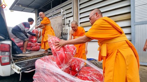 ภาพ No.90808:วัดพระธรรมกาย มูลนิธิธรรมกาย มอบถุงยังชีพและเครื่องอุปโภคบริโภค ช่วยเหลือผู้ประสบความเดือดร้อนจากอุทกภัย ด้วยห่วงใย ใส่ใจ ดูแลกัน ส่งมอบกำลังใจโดย ศูนย์ส่งเสริมศีลธรรมจังหวัดสุโขทัย วันที่ 6 ตุลาคม พ.ศ. 2566