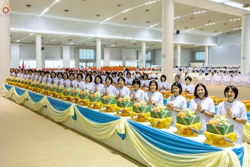 ภาพ No.233728:วันเสาร์ที่ 19 กรกฎาคม พ.ศ.2568 วันมหารำลึก ครั้งที่ 35 พิธีรำลึกถึงนักสร้างบารมี , พิธีสวดพระพุทธมนต์ , พิธีทอดผ้าบังสกุลและถวายไทยธรรม วัดพระธรรมกาย