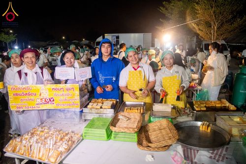 ภาพ No.196875:พิธีถวายภัตตาหารเป็นสังฆทาน แด่พระธรรมยาตรา ณ วัดโบสถ์(บน) ตำบลบางคูเวียง อำเภอบางกรวย จังหวัดนนทบุรี ในโครงการธรรมยาตรา กตัญญูบูชา มหาปูชนียาจารย์ พระมงคลเทพมุนี(สด จนฺทสโร) พระผู้ปราบมาร อนุสรณ์สถาน 7 แห่ง ปีที่ 13 วันที่ 18 มกราคม พ.ศ. 2568