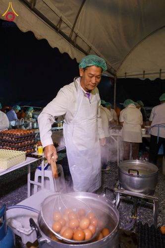 ภาพ No.190983:พิธีถวายภัตตาหารเป็นสังฆทาน แด่พระธรรมยาตรา ณ อนุสรณ์สถานคลองบางนางแท่น อ.สามพราน จ.นครปฐม ในโครงการธรรมยาตรา กตัญญูบูชา มหาปูชนียาจารย์ พระมงคลเทพมุนี(สด จนฺทสโร) พระผู้ปราบมาร อนุสรณ์สถาน 7 แห่ง ปีที่ 13 วันที่ 8 มกราคม พ.ศ. 2568