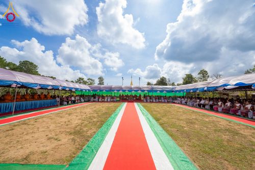 ภาพ No.255429:วันที่ 13 ตุลาคม พ.ศ. 2568 พิธีบรรจุพระบรมสารีริกธาตุ ผูกผ้า 7 สี เพื่อความเป็นสิริมงคล  และ ยกช่อฟ้า ประดิษฐานบนหลังคาอุโบสถวัดทุ่งเจริญธรรม ถวายบูชาธรรม 81 ปี หลวงพ่อธัมมชโย โดยคณะศิษยานุศิษย์ ณ วัดทุ่งเจริญธรรม อ.อมก๋อย จ.เชียงใหม่