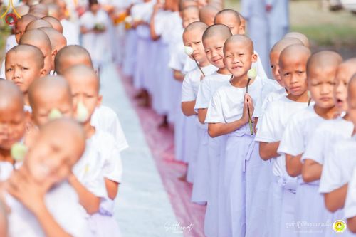 ภาพ No.215911:วันพฤหัสบดีที่ 3 เมษายน พ.ศ. 2568 พิธีบรรพชาสามเณร ภาคฤดูร้อน รุ่นที่ 15  บูชาธรรมหลวงพ่อธัมมชโย 81 ปี 81 รูป ณ ศูนย์ปฏิบัติธรรมสวนผึ้ง จ.ราชบุรี