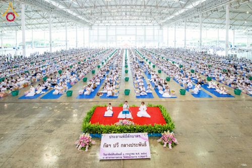 ภาพ No.231978:วันอาทิตย์ที่ 6 กรกฏาคม พ.ศ. 2568 พิธีตักบาตร ข้าวสารอาหารแห้ง  พิธีบูชาข้าวพระ สัมมนาพิเศษราชเหล็ก ณ สภาธรรมกายสากล วัดพระธรรมกาย