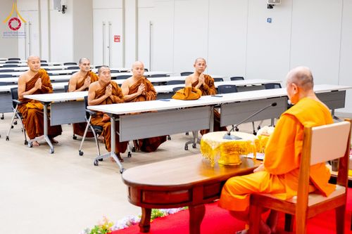 ภาพ No.222577:วันที่ 23 เมษายน พ.ศ. 2568 หลวงพ่อทัตตชีโวต้อนรับคณะสงฆ์บังกลาเทศ ณ อาคาร 100 ปี คุณยายมหารัตนอุบาสิกาจันทร์ ขนนกยูง วัดพระธรรมกาย