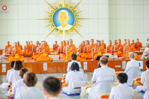 ภาพ No.115501:พิธีเจริญพระพุทธมนต์ และถวายภัตตาหาร ในวาระครบ 115 ปี วันคล้ายวันเกิด คุณยายอาจารย์ มหารัตนอุบาสิกาจันทน์ ขนนกยูง (ผู้ให้กำเนิดวัดพระธรรมกาย) วันศุกร์ที่ 19 มกราคม พ.ศ. 2567 ณ หอฉันคุณยายอาจารย์ วัดพระธรรมกาย