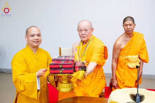 ภาพ No.222334:วันที่ 21 เมษายน พ.ศ. 2568 หลวงพ่อทัตตชีโวต้อนรับคณะสงฆ์ WAB ณ อาคาร 100 ปี คุณยายมหารัตนอุบาสิกาจันทร์ ขนนกยูง วัดพระธรรมกาย