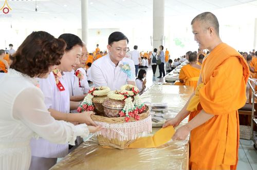 ภาพ No.228770:วันที่ 24 พฤษภาคม และ วันที่ 14 มิถุนายน พ.ศ.2568 พิธีถวายภัตตาหารเมนูสวรรค์ เพื่อการบรรลุธรรม ณ หอฉันคุณยายอาจารย์ฯ วัดพระธรรมกาย