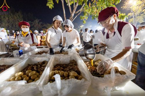 ภาพ No.111807:พิธีถวายภัตตาหารเป็นสังฆทาน แด่คณะพระธรรมยาตราฯ ในโครงการธรรมยาตรา กตัญญูบูชา มหาปูชนียาจารย์ พระมงคลเทพมุนี(สด จนฺทสโร) พระผู้ปราบมาร อนุสรณ์สถาน 7 แห่ง ปีที่ 12 วันที่ 14 มกราคม พ.ศ. 2567 ณ อนุสรณ์สถานมหาวิหารพระมงคลเทพมุนี  (โลตัสแลนด์) อ.สองพี่น้อง จ