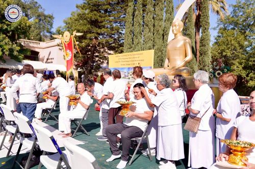 ภาพ No.252195:วันที่ 4-5 ตุลาคม พ.ศ. 2568  วัดพระธรรมกายแคลิฟอร์เนีย ประเทศสหรัฐอเมริกา ได้จัดพิธีตัดปอยผม โดยคณะสงฆ์ ญาติ ๆ และสาธุชน ให้กับนาคธรรมทายาท 8 ท่าน และได้จัดพิธีบรรพชา-อุปสมบท ฉลองพิธีทอดกฐินบรมจักรพรรดิ สร้างอุโบสถ 82 ปี บูชาธรรมหลวงพ่อธัมมชโย