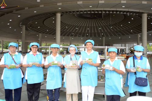 ภาพ No.248482:วันที่ 27 กันยายน พ.ศ. 2568 พิธีถวายเมนูสวรรค์เพื่อการบรรลุธรรม ณ หอฉันคุณยายอาจารย์ฯ วัดพระธรรมกาย