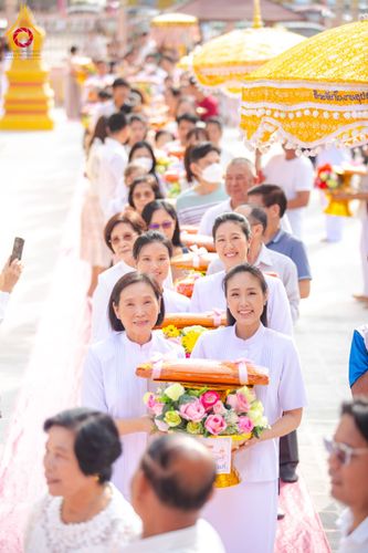 ภาพ No.170692:พิธีทอดกฐิน ณ วัดมงคลพุการาม ปทุมธานี ในโครงการกฐินสามัคคีทั่วไทย 30,000 วัด บูชาธรรม 80 ปี หลวงพ่อธัมมชโย โดยคณะศิษยานุศิษย์วัดพระธรรมกาย วันที่ 27 ตุลาคม พ.ศ. 2567