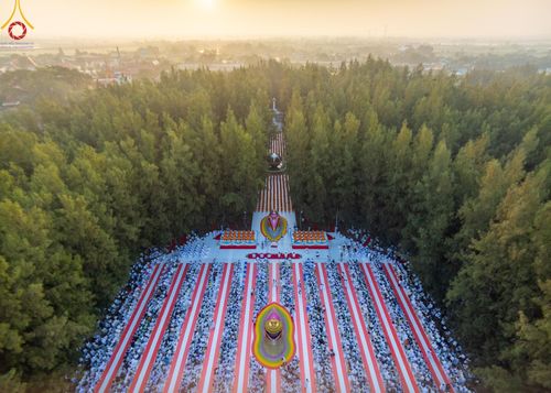 ภาพ No.190180:พิธีตักบาตรพระธรรมยาตรา ณ อนุสรณ์สถานลำดับที่ 1 สถานที่เกิดด้วยรูปกายเนื้อ อนุสรณ์สถานมหาวิหารพระมงคลเทพมุนี (โลตัสแลนด์) อ.สองพี่น้อง จ.สุพรรณบุรี ในโครงการธรรมยาตรา กตัญญูบูชา มหาปูชนียาจารย์ พระมงคลเทพมุนี(สด จนฺทสโร) พระผู้ปราบมาร อนุสรณ์สถาน 7 แห่ง 