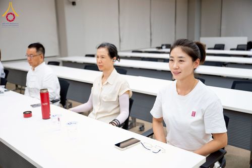 ภาพ No.222901:วันที่ 23 เมษายน พ.ศ. 2568 หลวงพ่อทัตตชีโวต้อนรับคณะสงฆ์จีน ณ อาคาร 100 ปี คุณยายมหารัตนอุบาสิกาจันทร์ ขนนกยูง วัดพระธรรมกาย