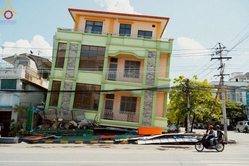 ภาพ No.220263:วันที่ 17 เมษายน พ.ศ. 2568 ผู้แทนวัดพระธรรมกาย ลงพื้นที่เยียวยา ซับน้ำตาเหยื่อแผ่นดินไหวมัณฑะเลย์