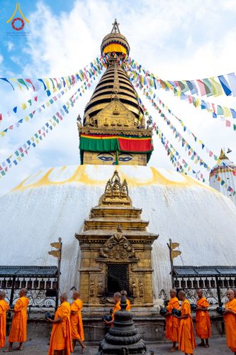 ภาพ No.213069:วันที่ 17 - 18 มีนาคม พ.ศ. 2568 คณะสงฆ์และสามเณรเดินบิณฑบาต รอบเมืองในพื้นที่ วัดสยมภูวนาถและราชวังปาตัน ณ เมืองกาฐมาณฑุ ประเทศเนปาล