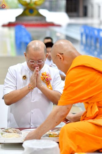 ภาพ No.230379:วันที่ 28 มิถุนายน พ.ศ. 2568 พิธีถวายภัตตาหารเมนูสวรรค์ เพื่อการบรรลุธรรม ณ หอฉันคุณยายอาจารย์ฯ วัดพระธรรมกาย